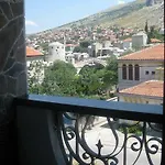Anri מוטל