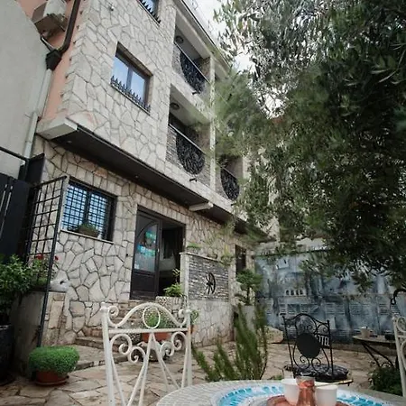 Anri Motel 3*