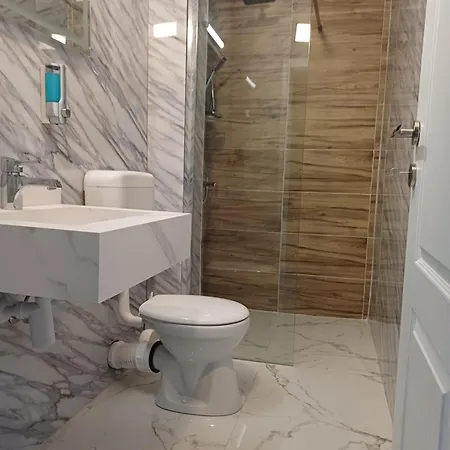 Anri Motel 3*